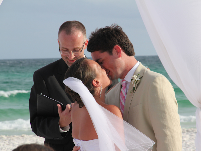 Pode beijar a noiva (Imagem: Matthew Hurst/Flickr) - Casamento em Ilhabela