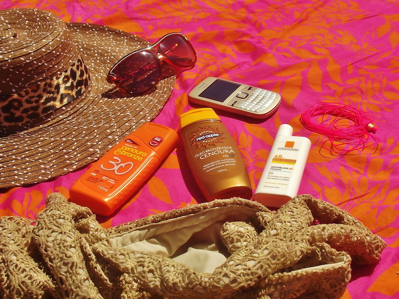 Kit pra se proteger do sol no verão (Imagem: Flickr/Shélin Graziela)