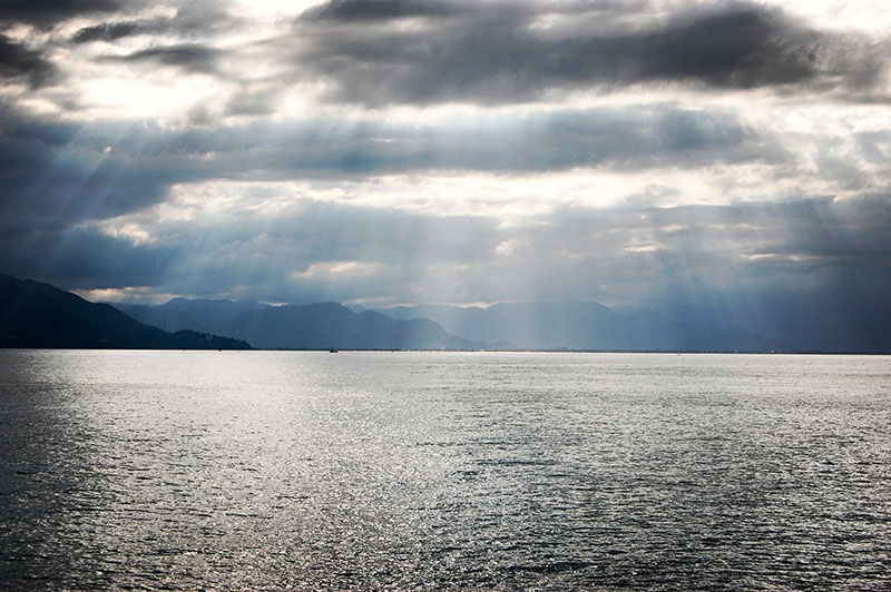 Silver sea at Ilhabela - Ilhabela por Estrangeiros | Ilhabela by Foreigners - Diane Hirt, from United States