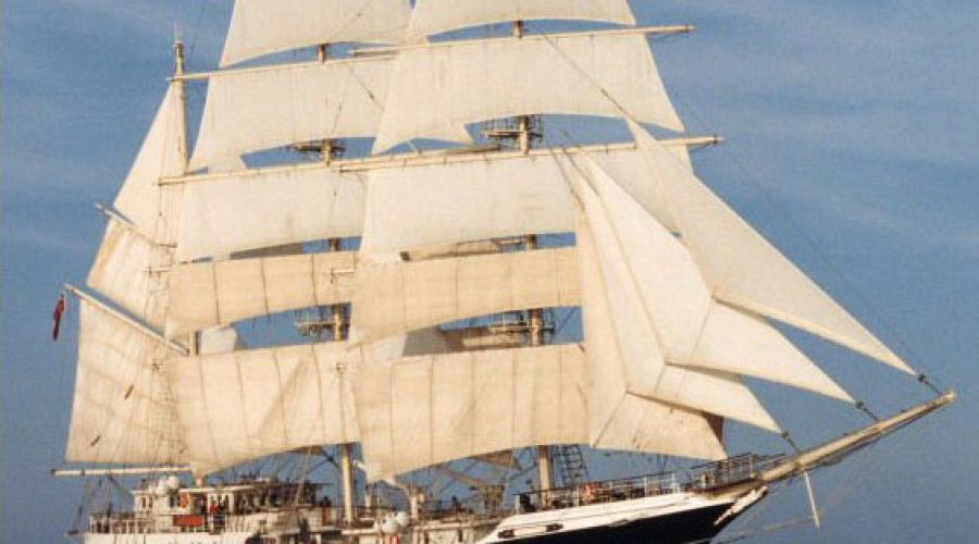Em volta ao mundo, antigo navio a vela faz escala em Ilhabela