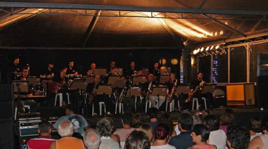 Orquestra Popular de Ilhabela dá show no lançamento de seu 1º CD