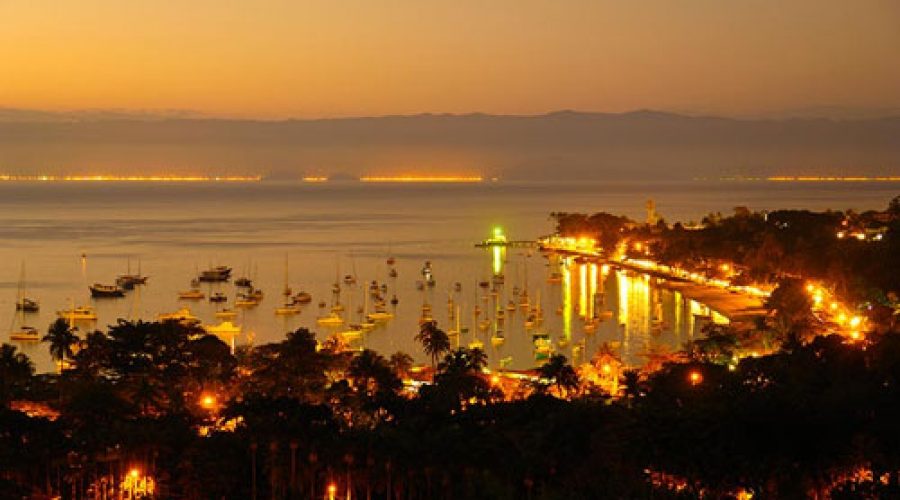 Privilegiada com belas praias e mar azul, Ilhabela
