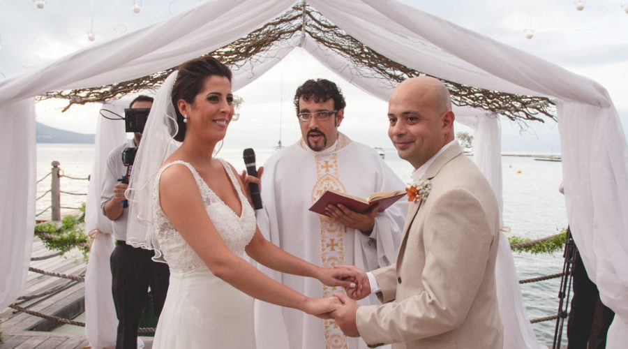 Janaina e Marcos: casar na praia, leve como a vida que levam