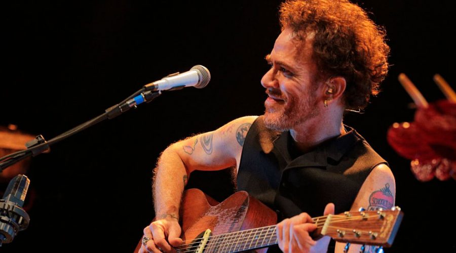 Nando Reis faz show intimista em Ilhabela