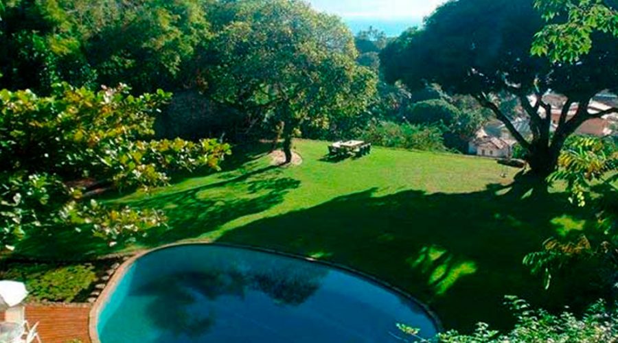 Cenário de cinema: casas para o mini wedding dos sonhos em Ilhabela