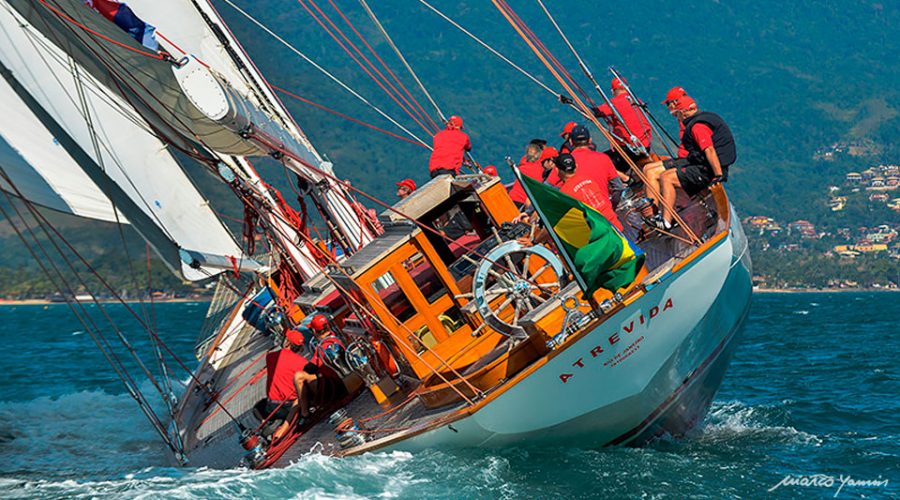 Barco Atrevida completa 100 anos e recebe homenagem da Semana Internacional de Vela de Ilhabela